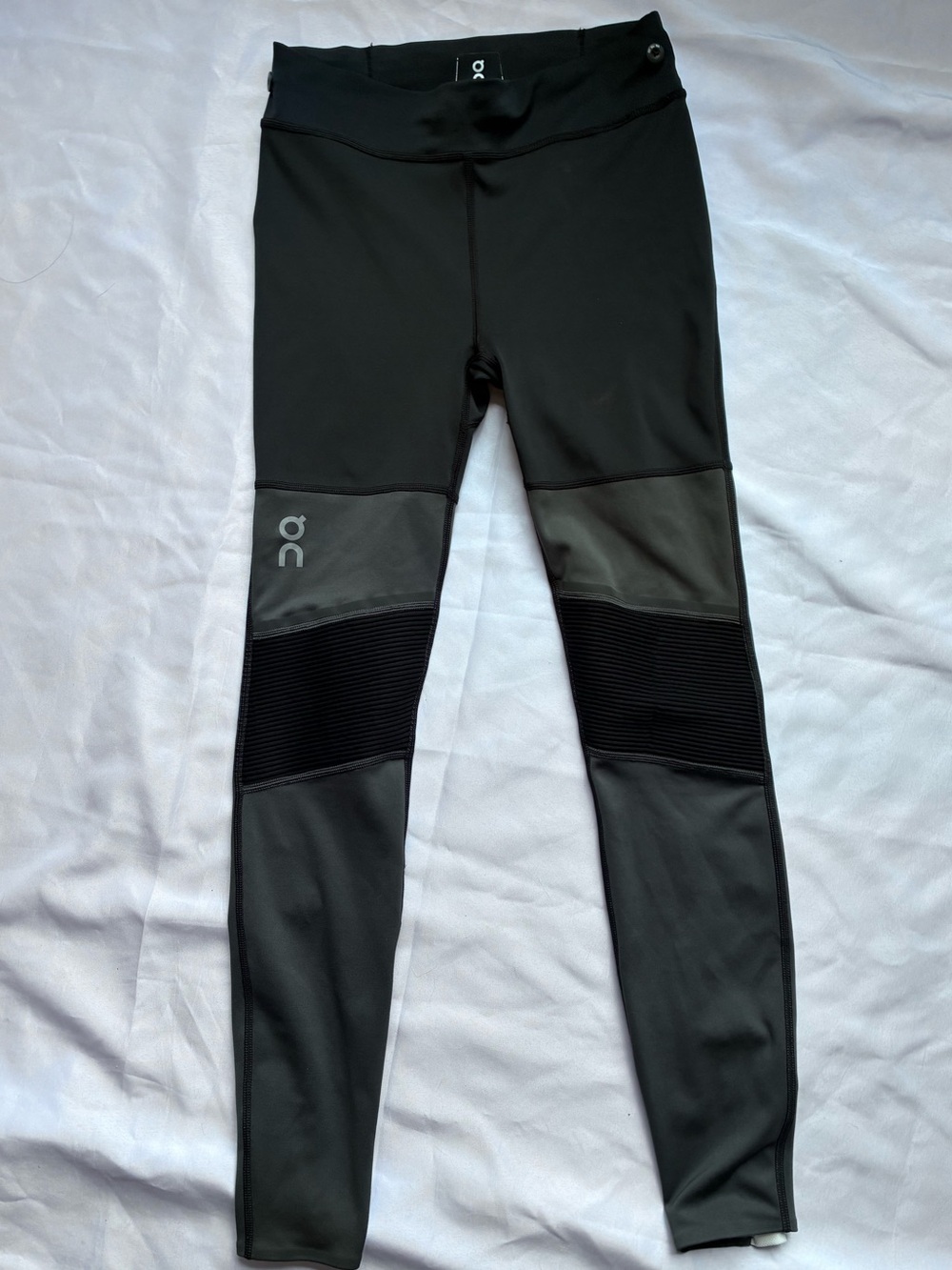 On Running Men's Black Active Tights with Textured Knee Panels